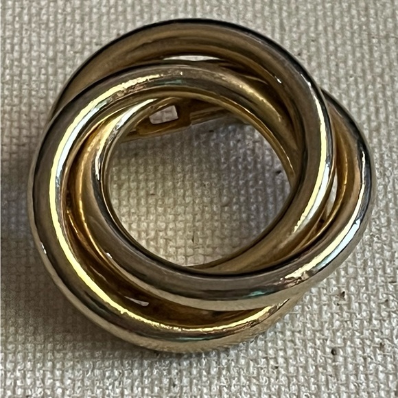 ✨ Vintage Gold Interlocking Circle Brooch – Modern Classic Statement Pin - Picture 1 of 3